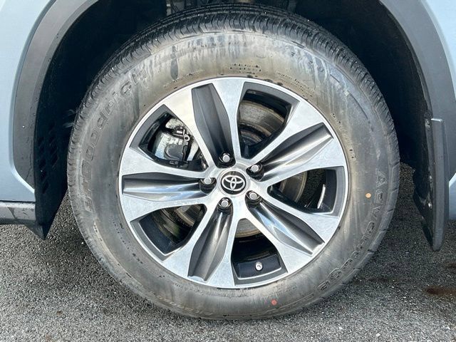 Used 2022 Toyota Highlander XLE AWD/4WD image 20