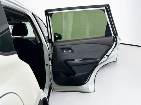 Used 2023 Nissan Rogue SV FWD image 28