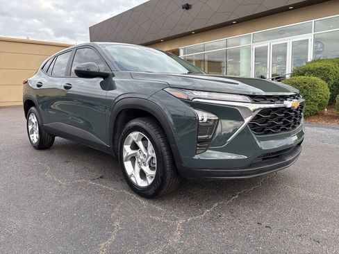 Used 2025 Chevrolet Trax LS w/ LS Convenience Package image 3