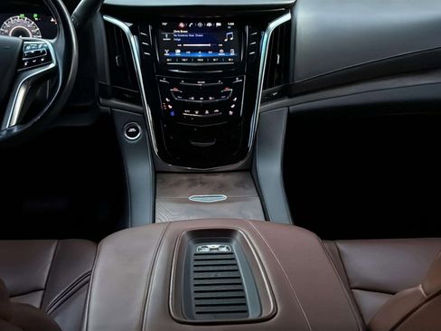 Used 2018 Cadillac Escalade ESV Premium Luxury image 31