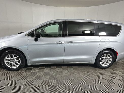 Used 2024 Chrysler Pacifica Touring-L FWD image 4
