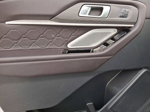 Certified 2025 Ford Explorer Platinum w/ LUX Leather Package image 12