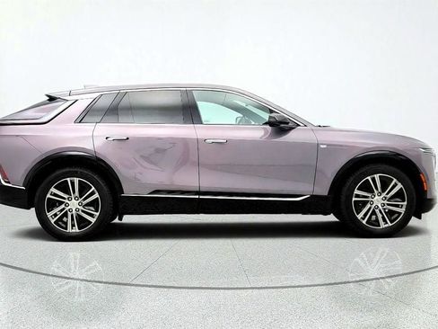 Used 2025 Cadillac Lyriq Luxury AWD/4WD image 4