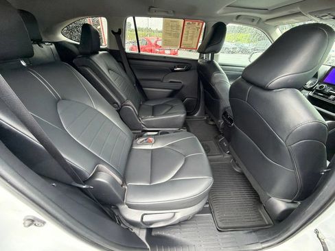 Used 2023 Toyota Highlander XLE AWD/4WD image 39