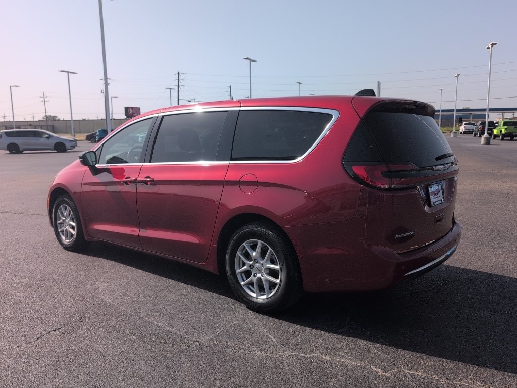 Used 2025 Chrysler Pacifica Select FWD image 5