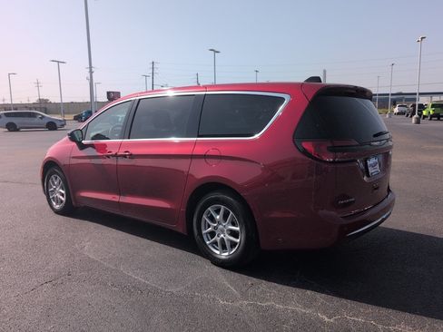 Used 2025 Chrysler Pacifica Select FWD image 5