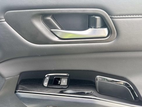 Used 2025 Nissan Pathfinder SL w/ Lighting Package (N92) FWD image 15
