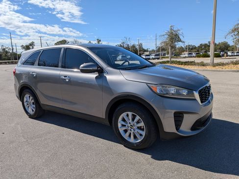 Used 2019 Kia Sorento LX image 2