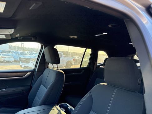 Used 2025 GMC Acadia Elevation image 8