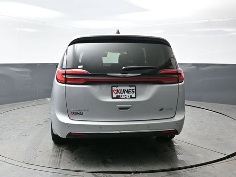 Used 2024 Chrysler Pacifica Limited FWD image 12