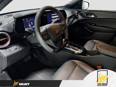 Used 2025 Chevrolet Trax RS w/ Sunroof Package FWD image 12