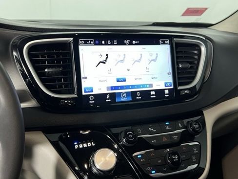 Used 2024 Chrysler Pacifica Touring-L image 18