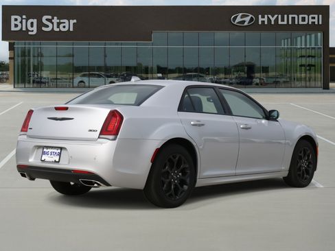 Used 2023 Chrysler 300 Touring L w/ Popular Equipment Group AWD/4WD image 4