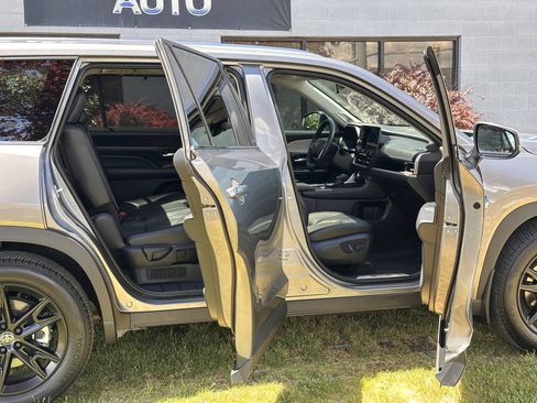 Used 2025 Toyota Grand Highlander AWD Hybrid image 26