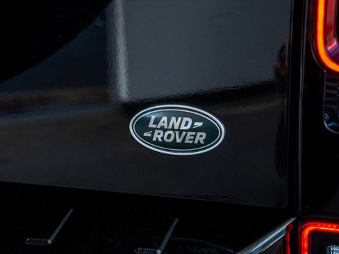 Used 2022 Land Rover Defender 110 X-Dynamic SE image 32