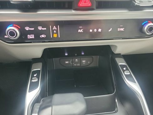 Used 2025 Kia Sorento S FWD image 14
