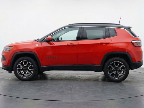 Used 2025 Jeep Compass Trailhawk image 5