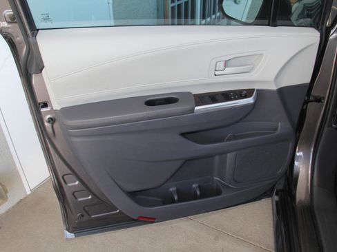 Used 2024 Toyota Sienna LE w/ LE Plus Package FWD image 22