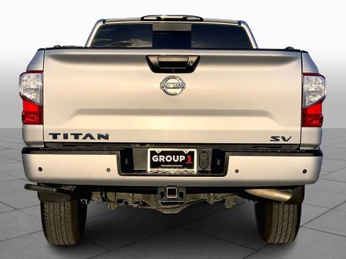 Used 2020 Nissan Titan SV w/ SV Convenience Package image 4