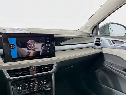Used 2025 Volkswagen Taos SE FWD image 21