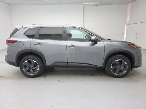 Used 2024 Nissan Rogue SV AWD/4WD image 9
