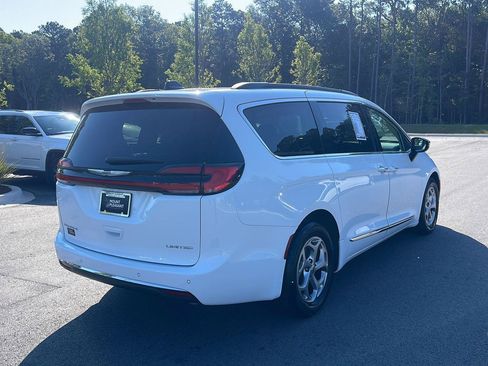 Used 2023 Chrysler Pacifica Limited FWD image 7