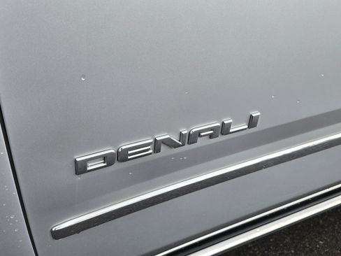 Used 2020 GMC Yukon XL Denali w/ Denali Premium Package image 10