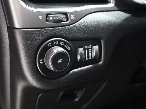 Used 2021 Jeep Cherokee Latitude Lux w/ Mopar Interior Package image 21