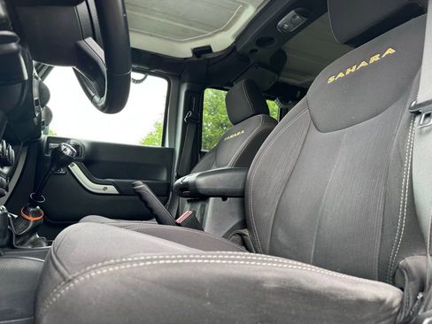 Used 2015 Jeep Wrangler Unlimited Sahara w/ Connectivity Group AWD/4WD image 5