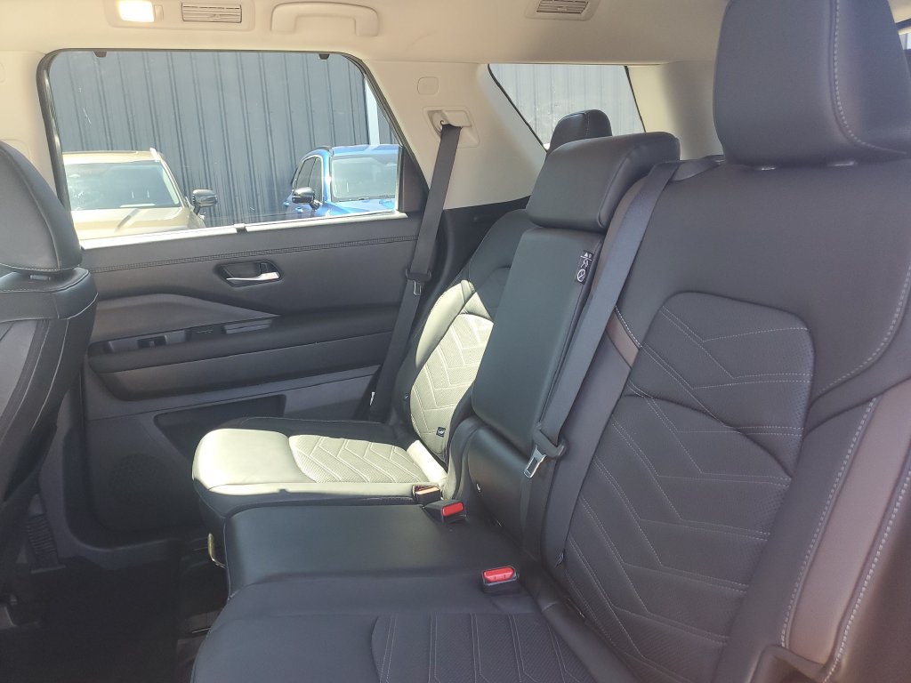 Used 2025 Nissan Pathfinder Platinum w/ Cargo Package FWD image 16