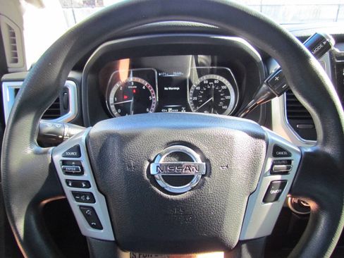 Used 2017 Nissan Titan SV image 21