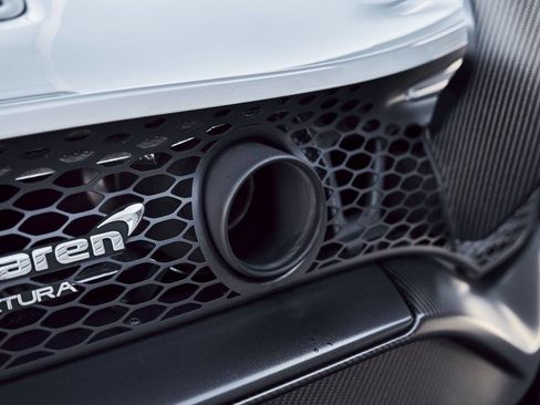 Used 2023 McLaren Artura RWD image 19