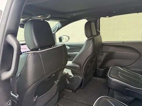 Used 2025 Chrysler Pacifica Limited FWD image 18