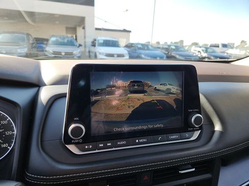 Used 2023 Nissan Rogue SV image 18