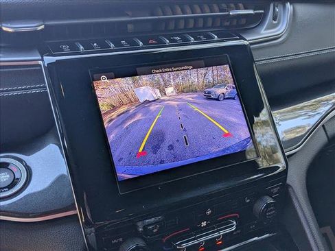 Used 2023 Jeep Grand Cherokee Altitude image 18