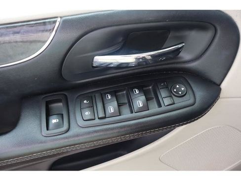 Used 2016 Chrysler Town & Country Touring w/ Driver Convenience Group FWD image 14