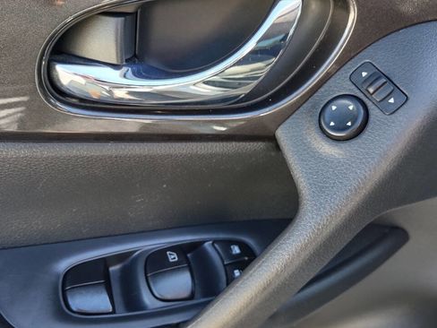 Used 2018 Nissan Rogue SV image 12