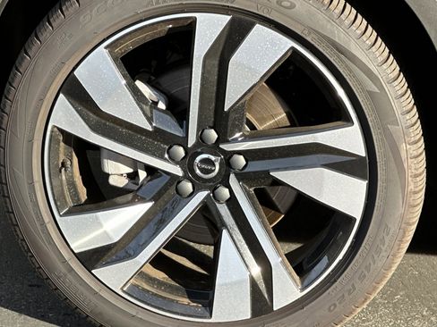 Used 2025 Volvo XC40 B5 Plus image 34