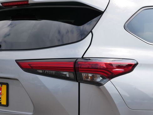Used 2023 Toyota Highlander XLE AWD/4WD image 17