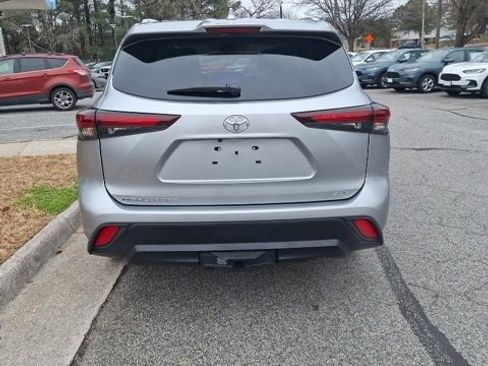Used 2024 Toyota Highlander LE image 5
