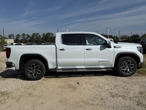 New 2026 GMC Sierra 1500 SLT image 3