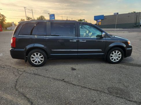 Used 2012 Chrysler Town & Country Touring-L w/ Entertainment Group #2 FWD image 3