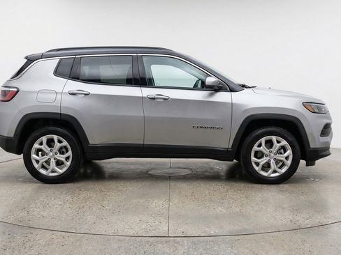 Used 2025 Jeep Compass Latitude AWD/4WD image 11