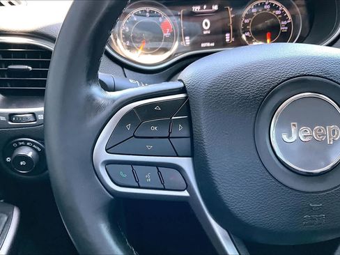 Used 2019 Jeep Cherokee Latitude Plus w/ Comfort/Convenience Group AWD/4WD image 25
