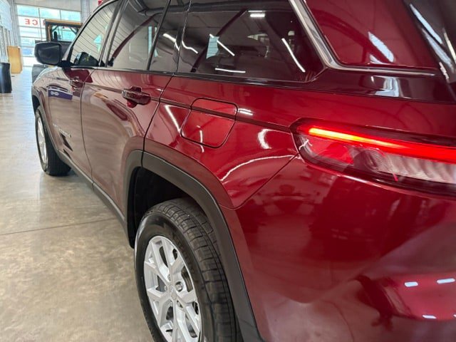 Used 2023 Jeep Grand Cherokee Limited AWD/4WD image 29