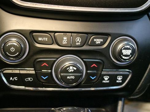 Used 2019 Jeep Cherokee Trailhawk AWD/4WD image 26