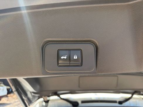 Used 2025 Nissan Rogue SV FWD image 23