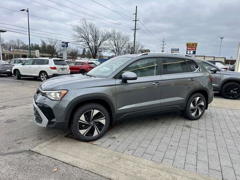 New 2026 Volkswagen Taos SE image 3