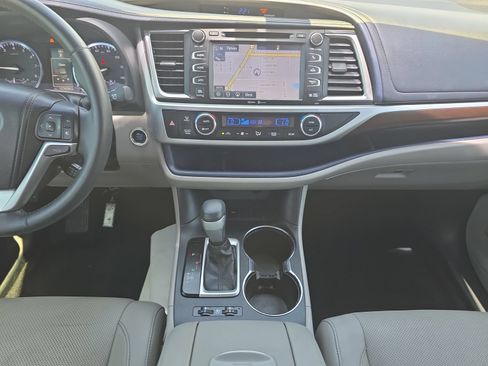 Used 2014 Toyota Highlander Limited w/ Driver Technology Package FWD image 11