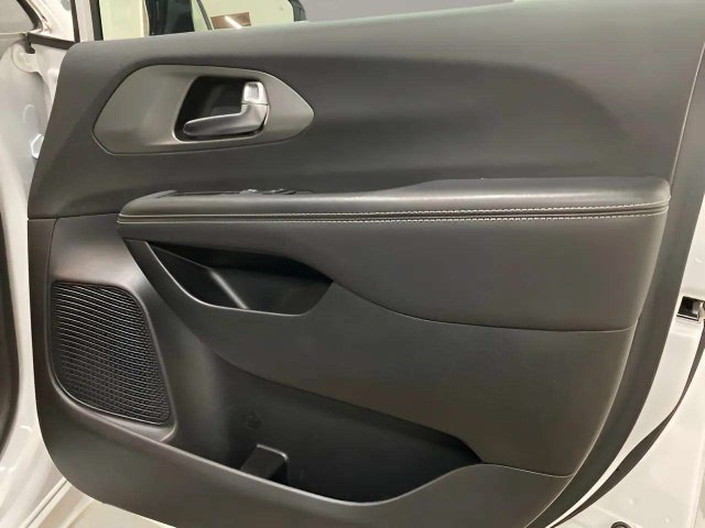 Used 2025 Chrysler Pacifica Select FWD image 74